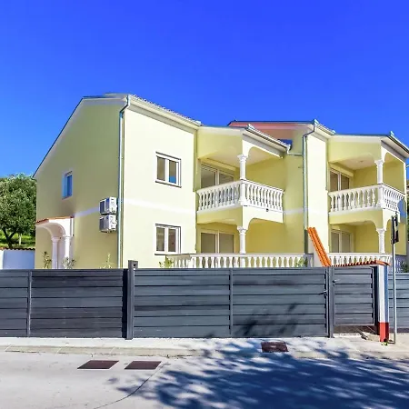 Сasa de vacaciones Lakeside Home, *