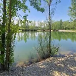 Lakeside Home, Σπίτι διακοπών
